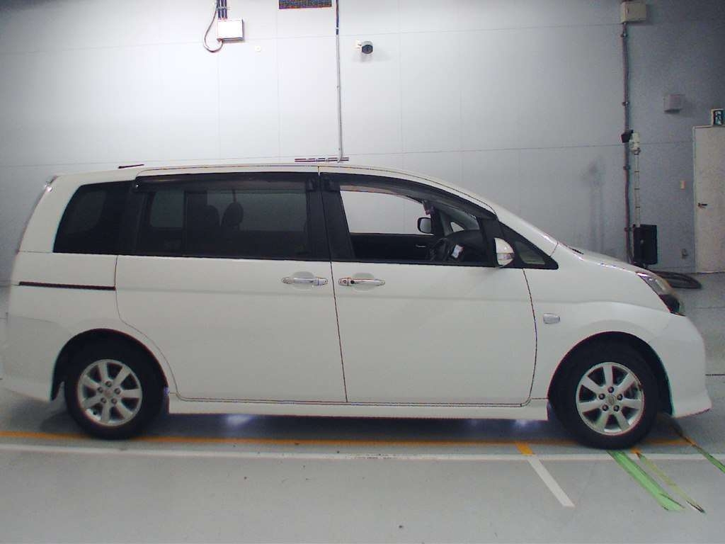 Toyota Isis Platana