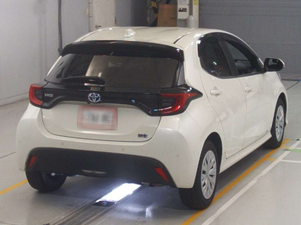 Toyota Yaris Hybrid 2020 белая