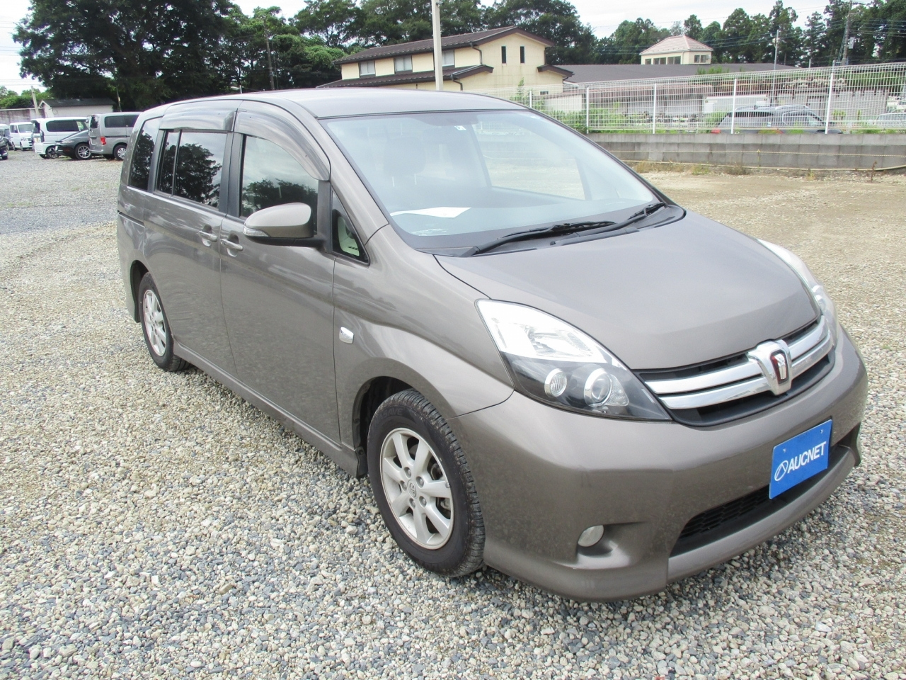 Toyota Isis Platana