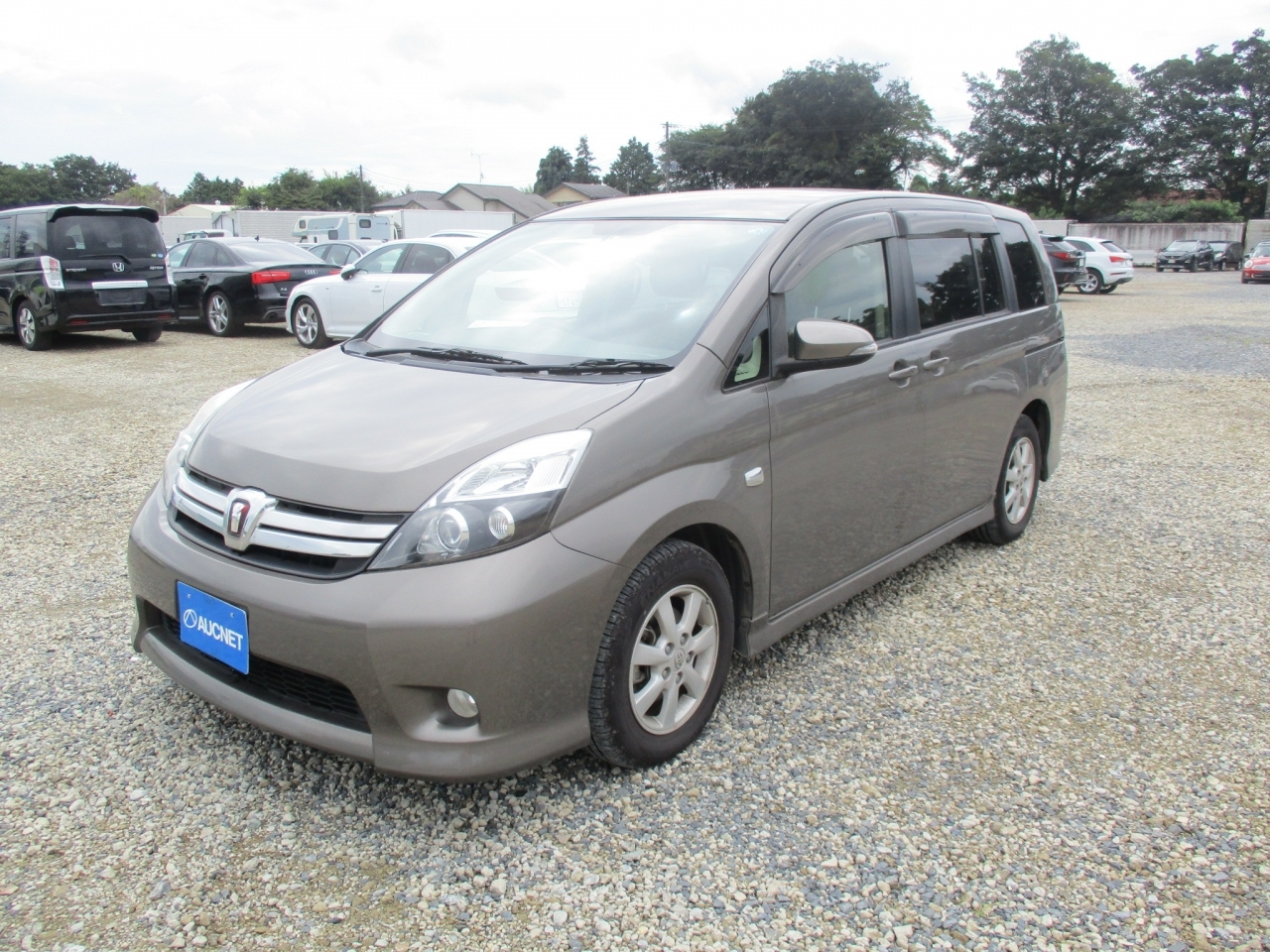 Toyota Isis Platana