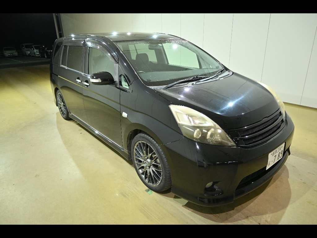 Toyota Isis Platana 2011