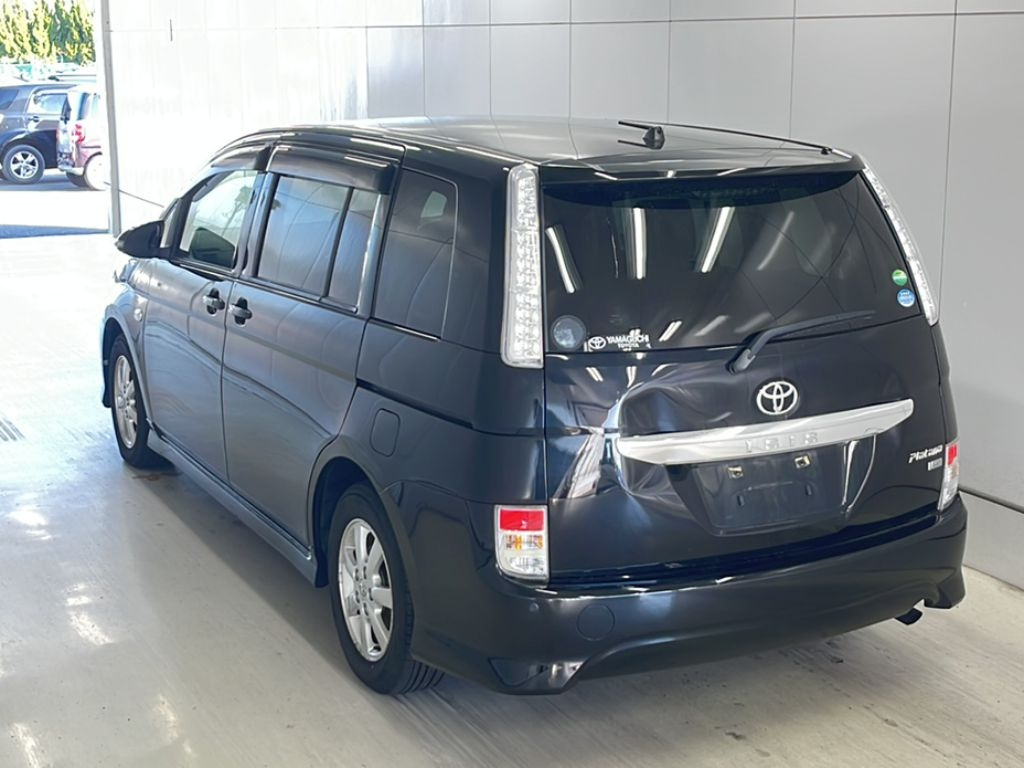 Toyota Isis Platana